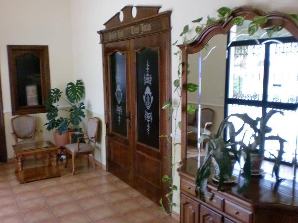 Hostal Las Tres Jotas Alcaracejos Exterior photo